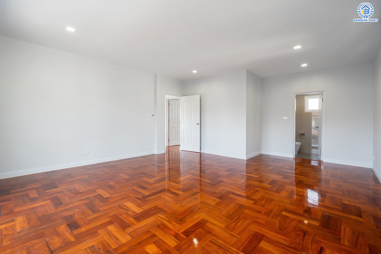 บ้านมือสองตกแต่งใหม่ ม.นันทวัน บางใหญ่-รัตนาธิเบศร์ บ้านเดี่ยวคุณภาพแบรนด์ LH ตอบโจทย์ทุกไลฟ์สไตล์ เนื้อที่ขนาด 66 ตร.ว. ฟังก์ชัน 3 ห้องนอน 3 ห้องน้ำ 1 ห้องแม่บ้านพร้อมห้องน้ำในตัว บนทำศักยภาพ หน้าโครงการติดถนนกาญจนาภิเษก ใกล้รถไฟฟ้าสายสีม่วง "สถานีสามแยกบางใหญ่" และทางด่วน "ศรีรัช"